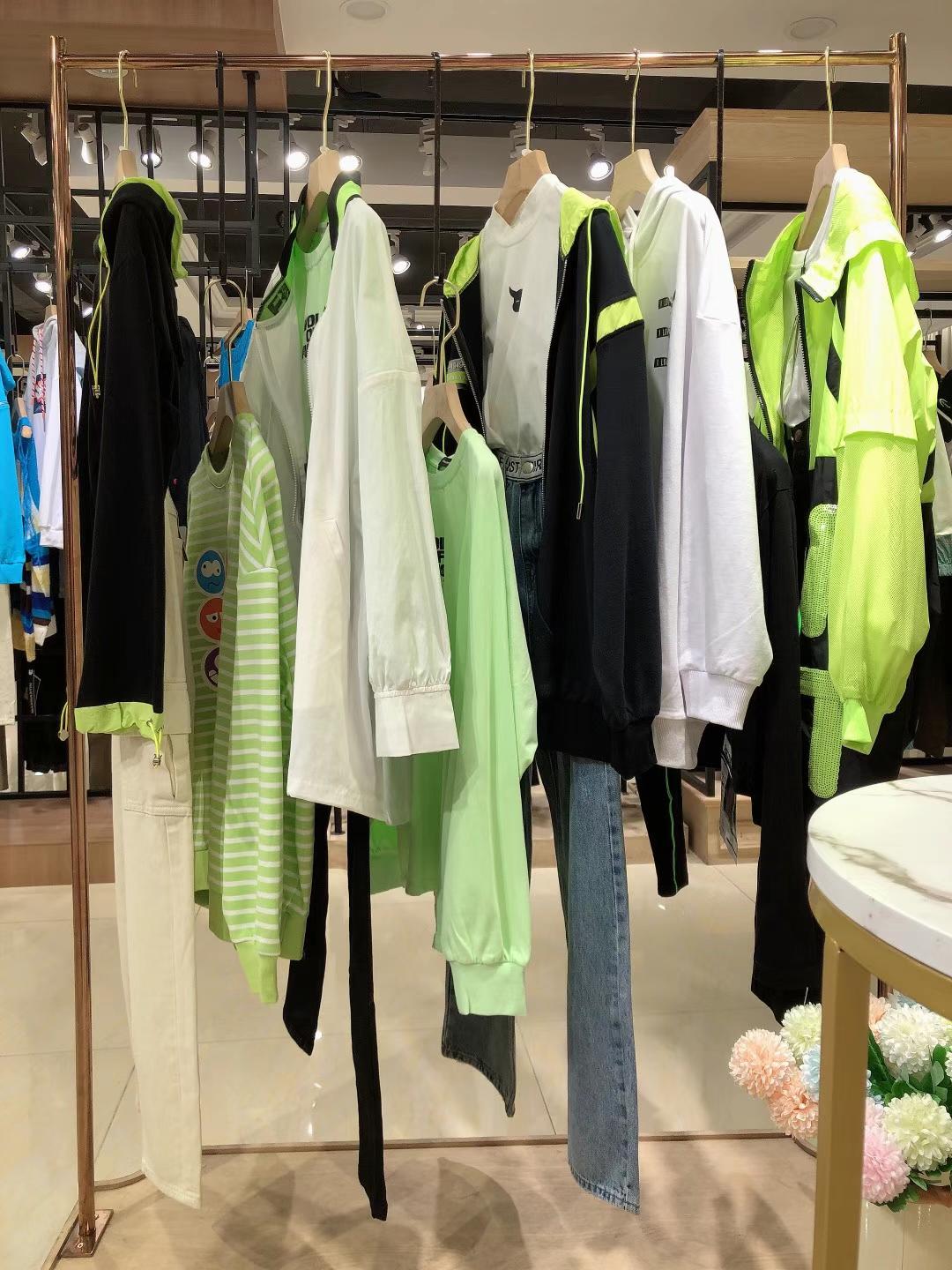 國內(nèi)一二線品牌女裝瑪瑪綈2022春款大 牌撤柜女裝折扣尾貨貨源供應(yīng)鏈