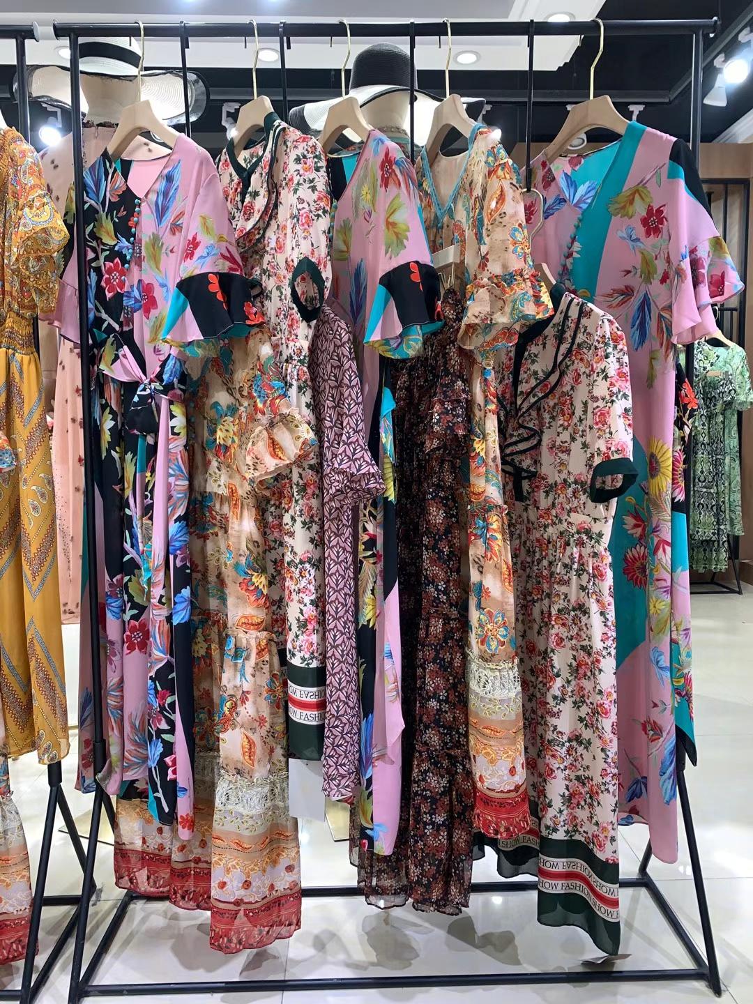 大 牌女裝香草集2022夏品牌女裝折扣店尾貨貨源批發(fā)渠道