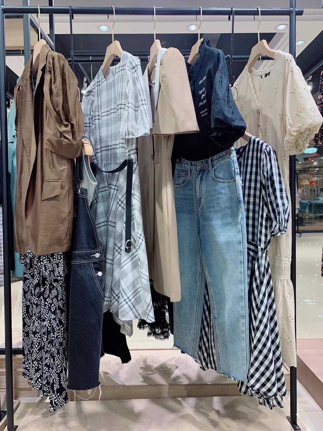 品牌撤柜女裝艾蜜雪22夏直播實(shí)體品牌折扣女裝專柜撤柜新款批發(fā)一手貨源
