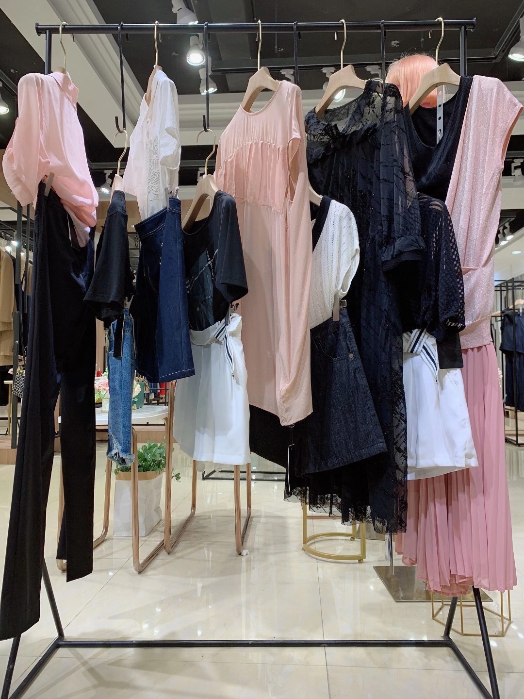 時尚高端 品牌瑪絲圖2022夏品牌折扣女裝尾貨批發(fā)進(jìn)貨渠道