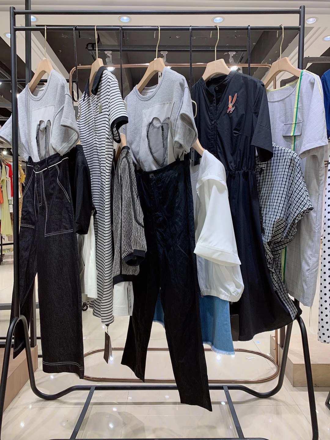 時尚高端 品牌瑪絲圖2022夏品牌折扣女裝尾貨批發(fā)進(jìn)貨渠道