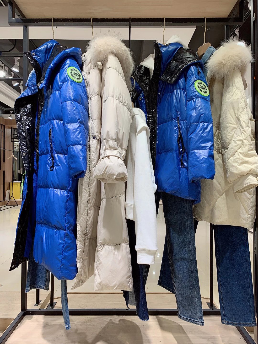 大碼品牌女裝簡約風(fēng)情2022夏品牌折扣女裝尾貨貨源批發(fā)