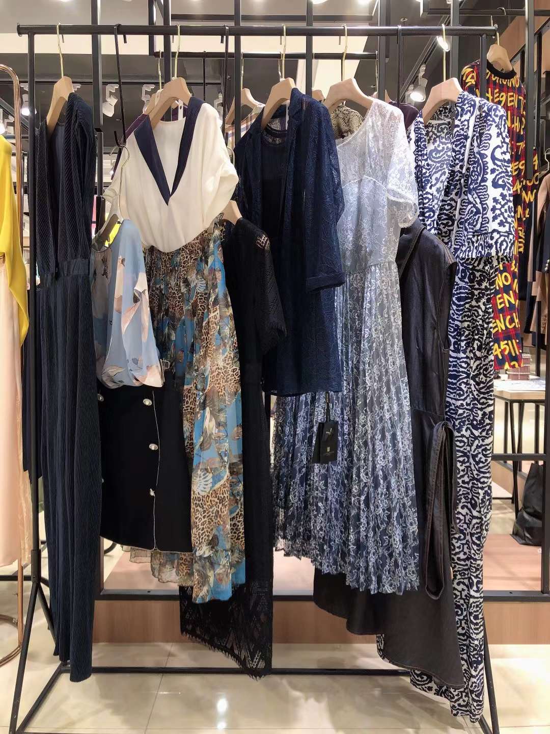 實(shí)體店直播間品牌女裝西納維思22夏品牌尾貨服裝批批發(fā)工廠直 批商務(wù)領(lǐng)白女裝貨源尾貨
