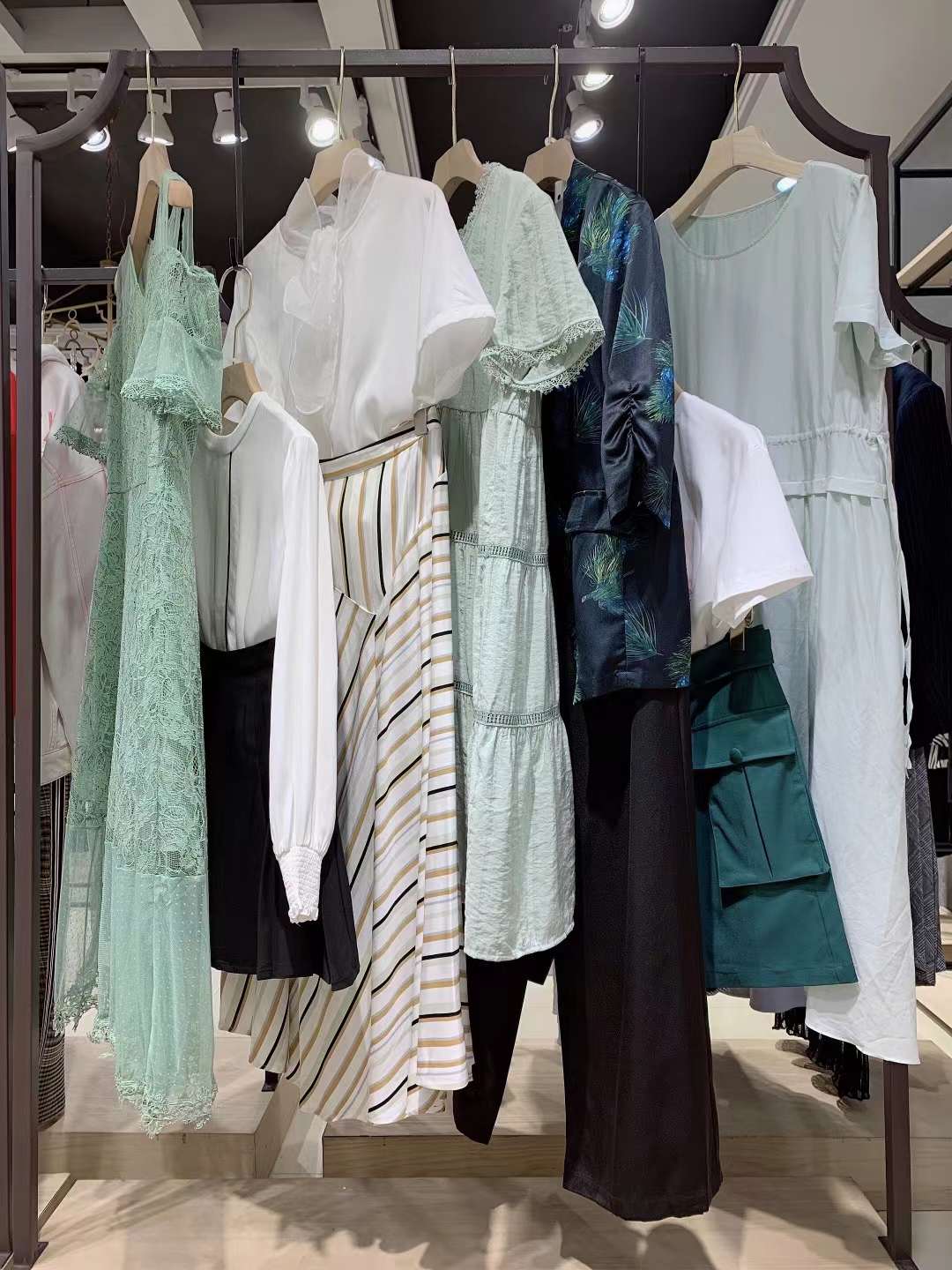 國內(nèi)一二線品牌折扣正 品女裝 佐色22夏杭州商場特賣場品牌女裝正 品清倉批發(fā)市場