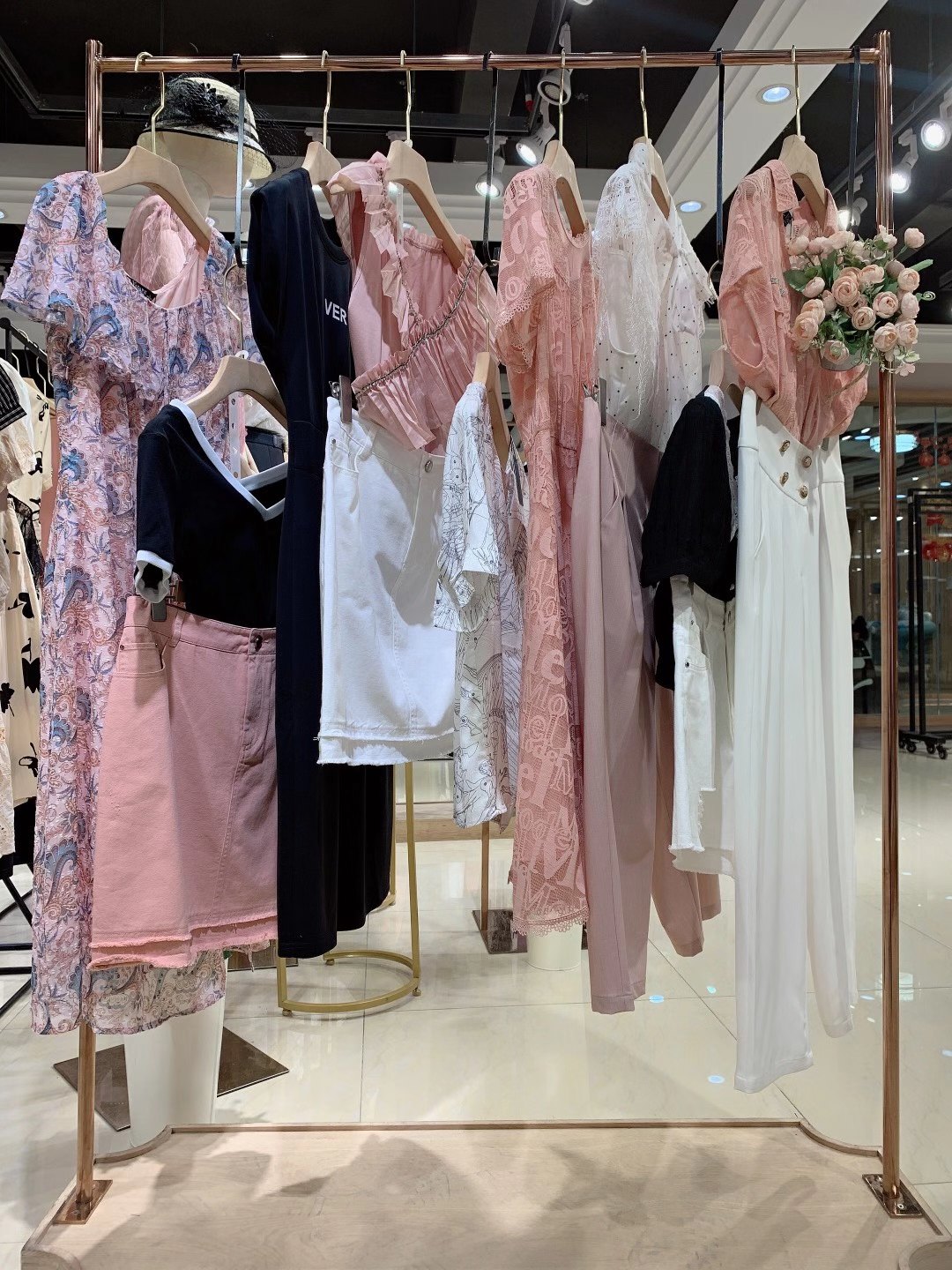 一二線品牌華丹妮2022夏品牌折扣女裝尾貨批發(fā)貨源 時尚女裝尾貨批發(fā)
