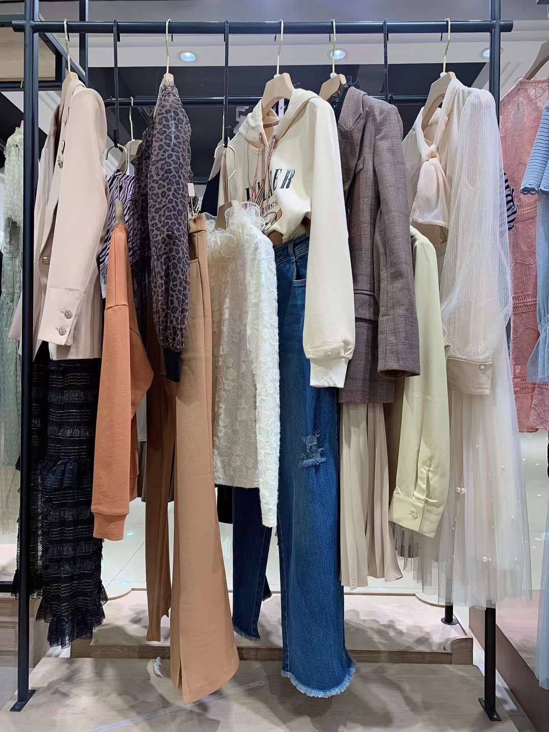 深圳品牌珈姿萊爾2022精 品品牌折扣女裝尾貨批發(fā)供應(yīng)鏈