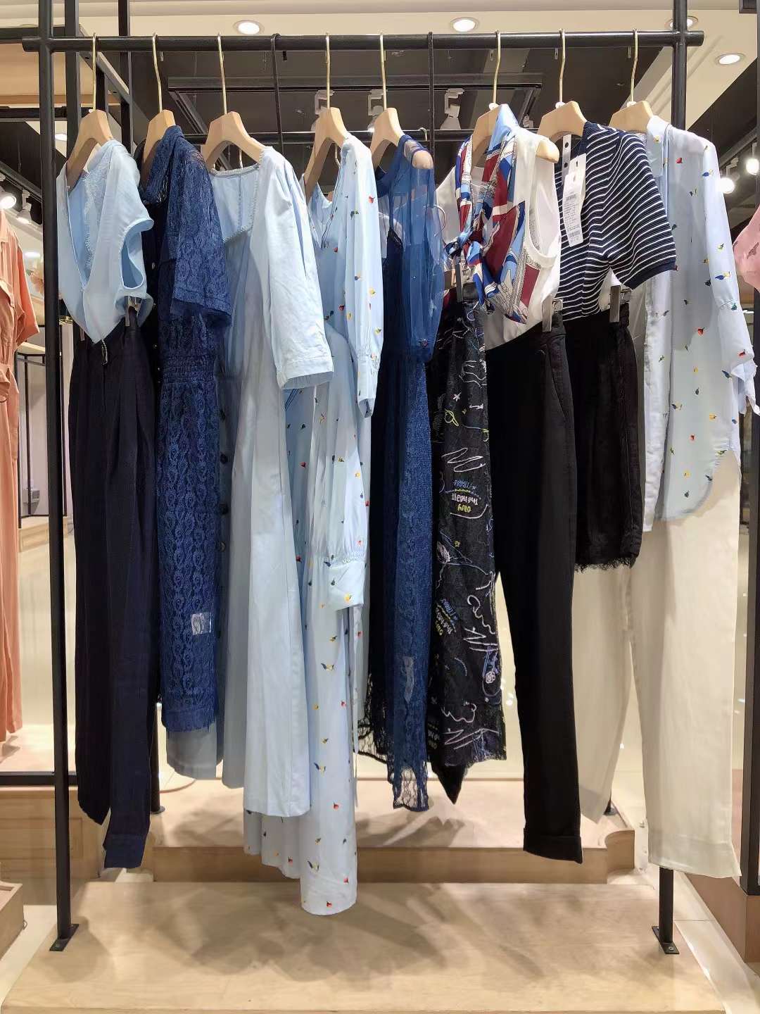 大 牌女裝伊樹2022夏品牌女裝折扣尾貨庫存批發(fā) 新款服飾品牌折扣撤柜剪標(biāo)尾貨貨源批發(fā)