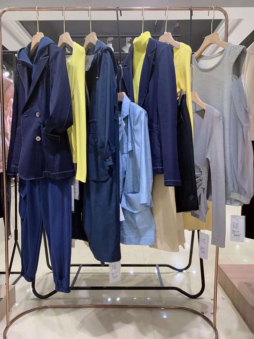 香港高端 品牌紀(jì)優(yōu)希2022秋冬品牌女裝折扣店尾貨貨源批發(fā)