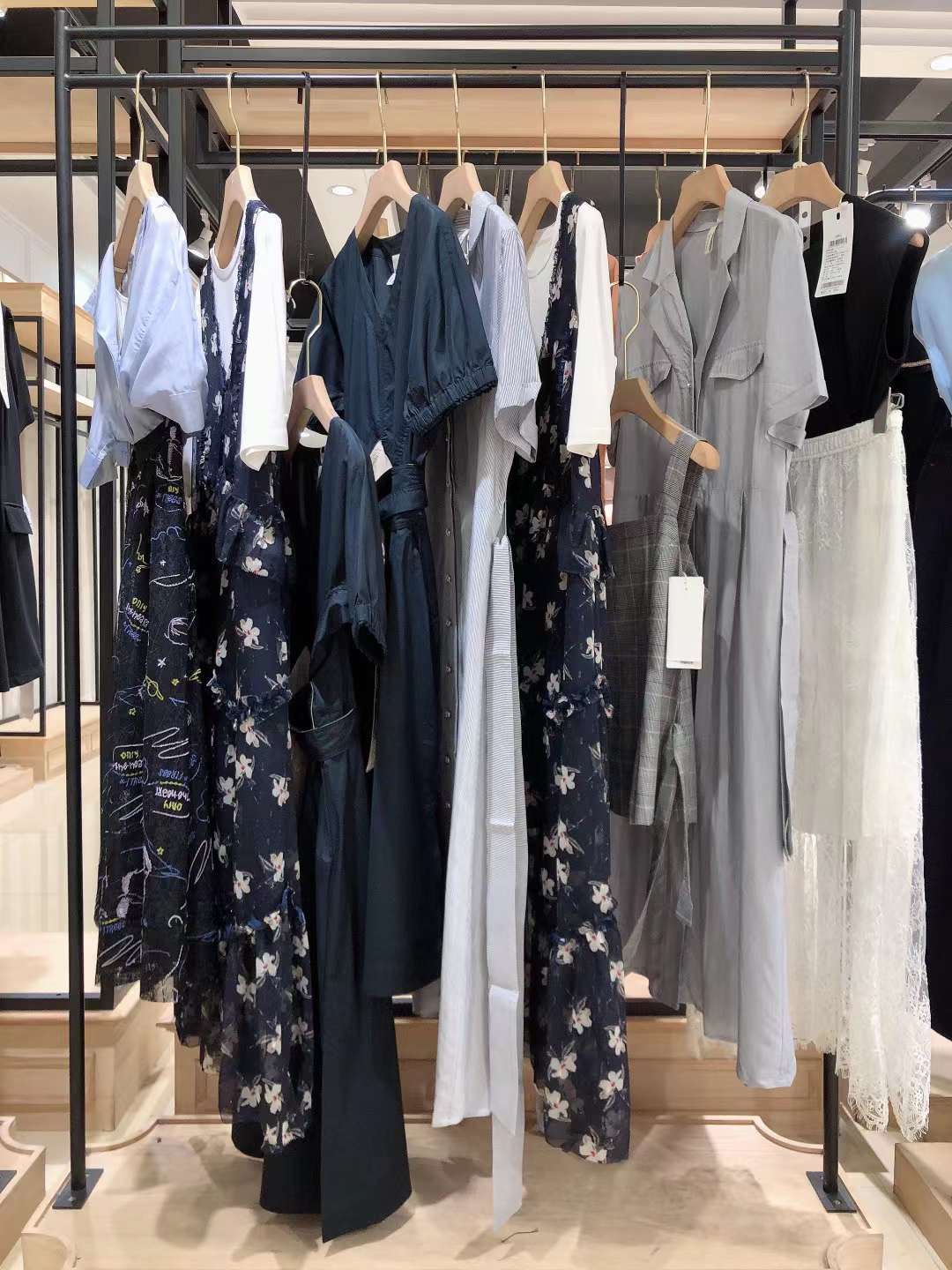 大 牌女裝伊樹2022夏品牌女裝折扣尾貨庫存批發(fā) 新款服飾品牌折扣撤柜剪標(biāo)尾貨貨源批發(fā)