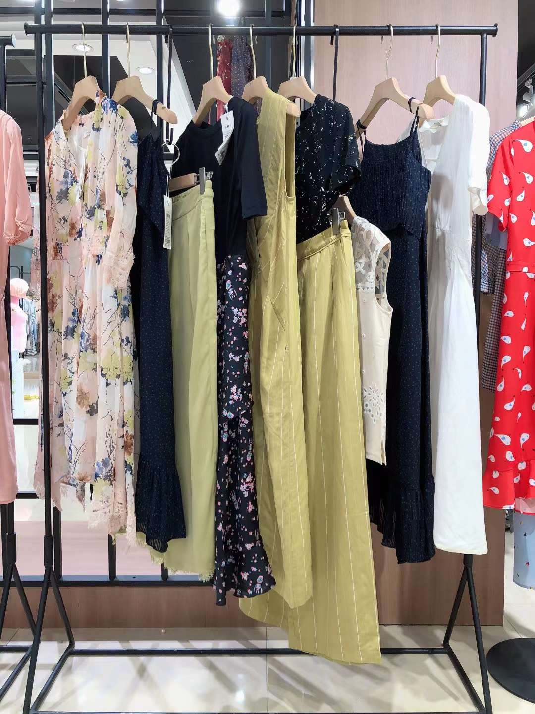 大 牌女裝伊樹2022夏品牌女裝折扣尾貨庫存批發(fā) 新款服飾品牌折扣撤柜剪標(biāo)尾貨貨源批發(fā)