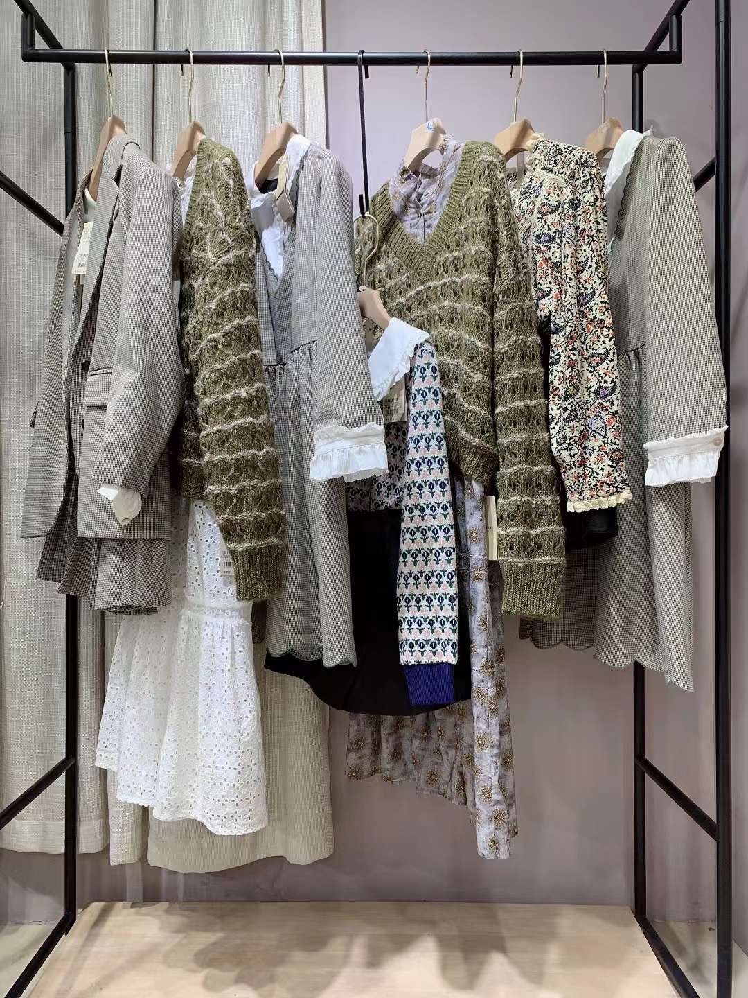 【芭依璐】2022秋布梵品牌折扣女裝尾貨批發(fā) 直播折扣女裝批發(fā)廠家