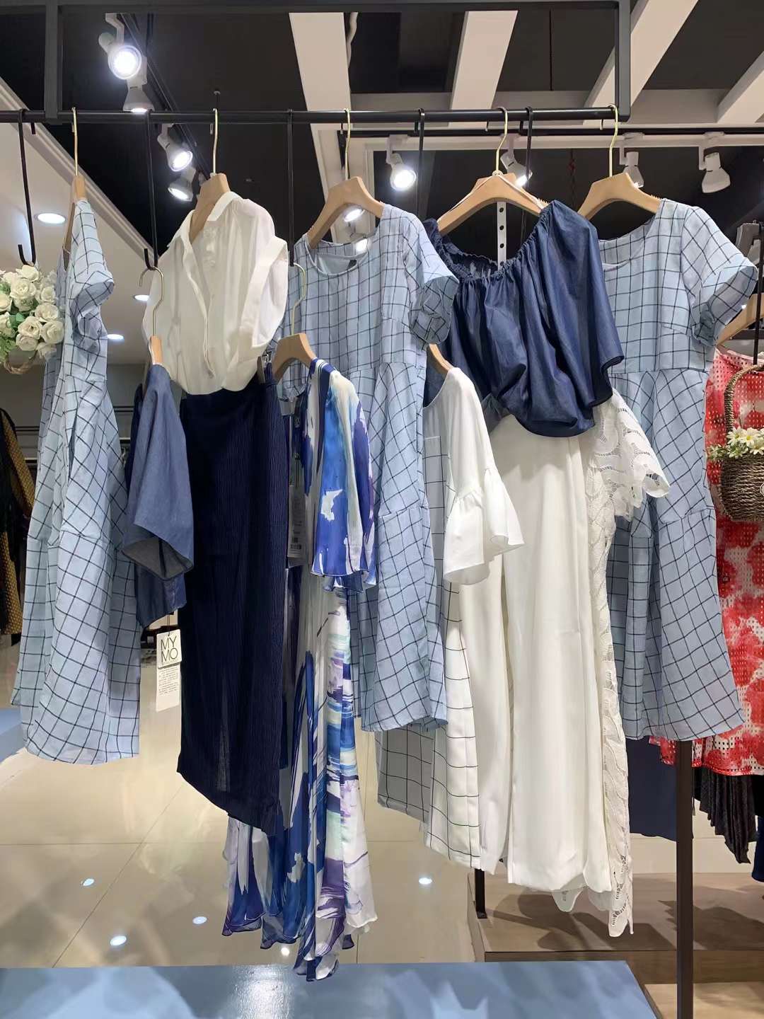 品牌朗黛國際2022夏品牌折扣女裝尾貨批發(fā)貨源 品牌 女裝 尾貨 廠家 一手 走份 拼貨 拿貨