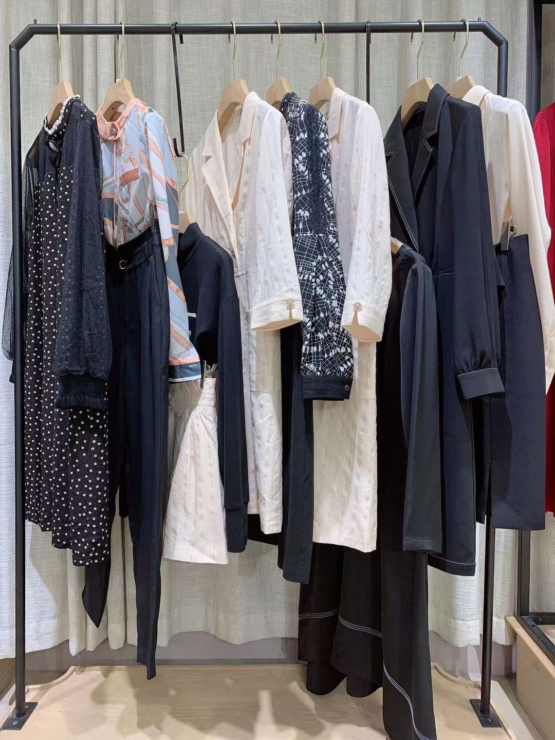 【珞娜】2022年秋深圳高 端商務(wù)女裝品牌專柜撤柜下架庫存雜款服裝尾貨批發(fā)