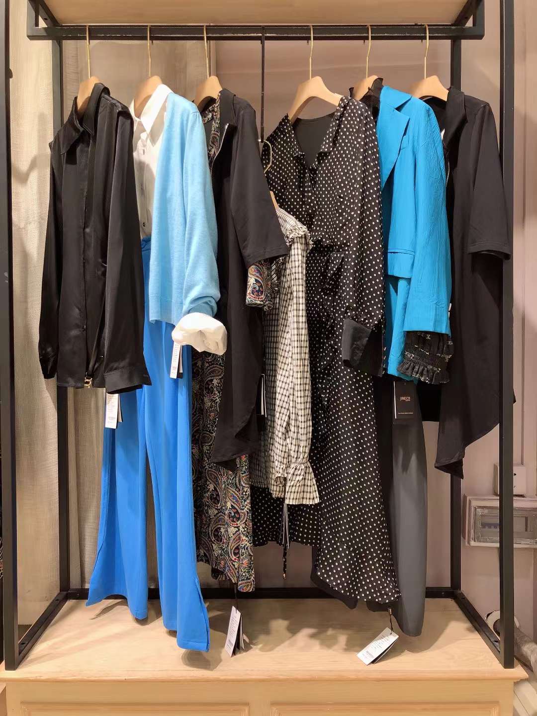 【婕妮熙】2022秋杭州一 線知 名品牌女裝尾貨供應(yīng)?實(shí)體/直播貨源廠家走份