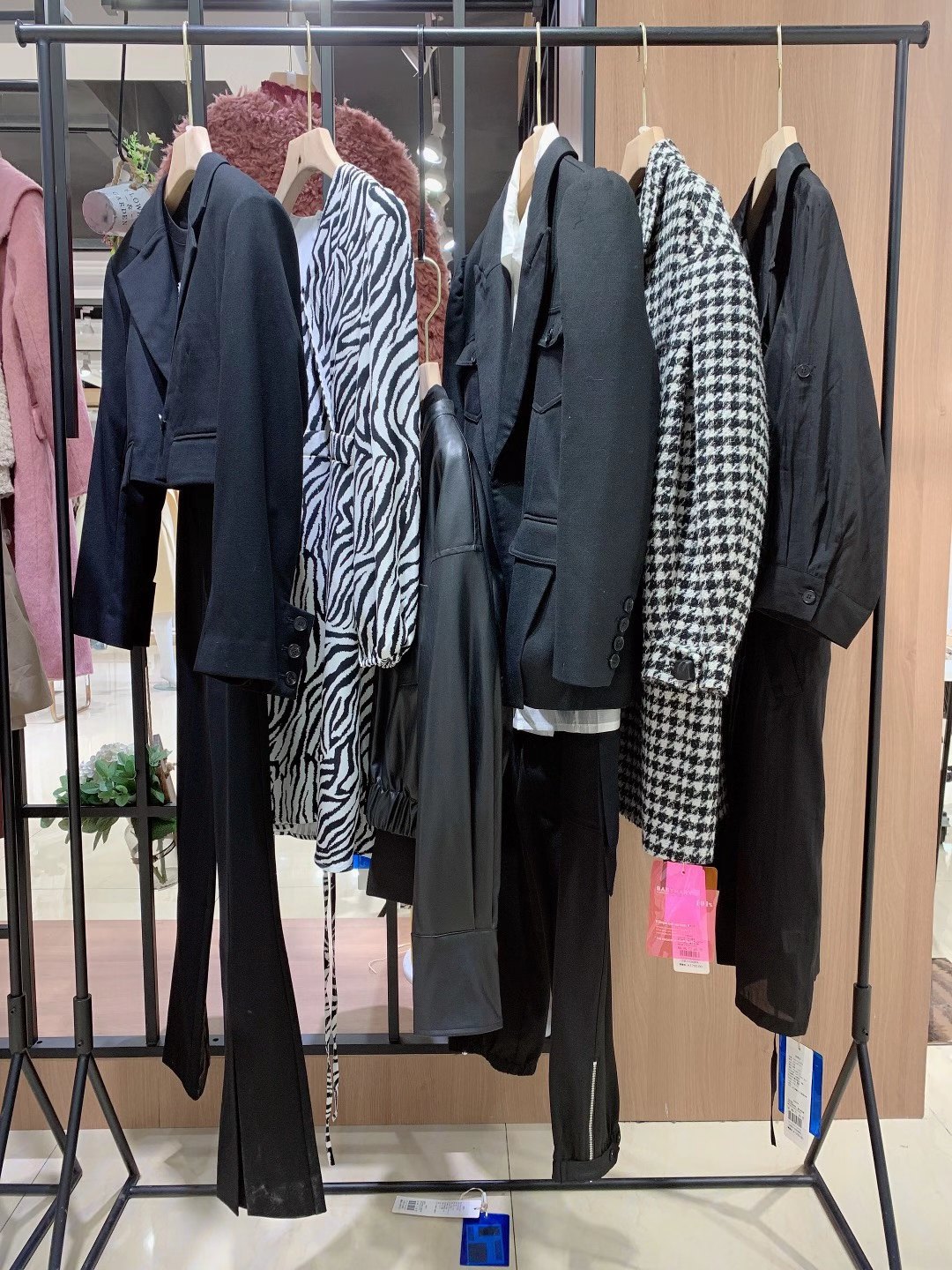 國(guó)內(nèi)知 名品牌寶貝瑪麗2022女裝折扣尾貨批發(fā)供應(yīng)商