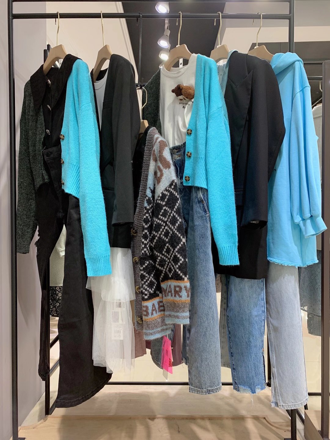 國(guó)內(nèi)知 名品牌寶貝瑪麗2022女裝折扣尾貨批發(fā)供應(yīng)商