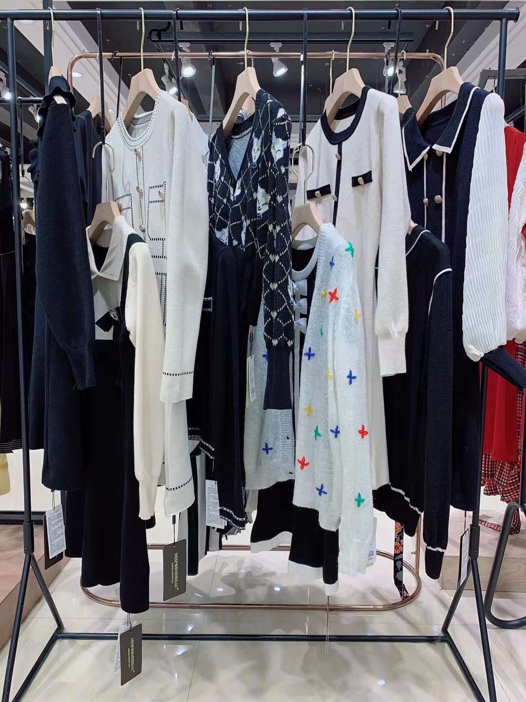 知 名品牌寶姿2022 品牌女裝折扣電商尾貨批發(fā)市場