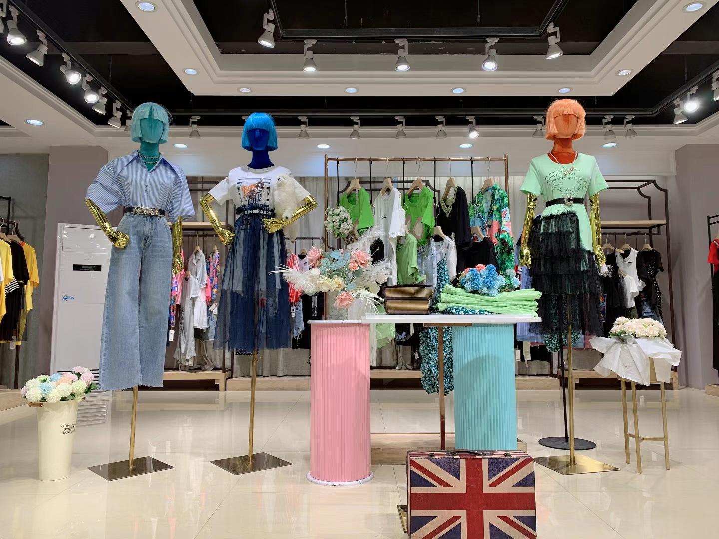 國內(nèi)知 名品牌瑪瑪綈2022夏剪標女裝折扣尾貨批發(fā)渠道