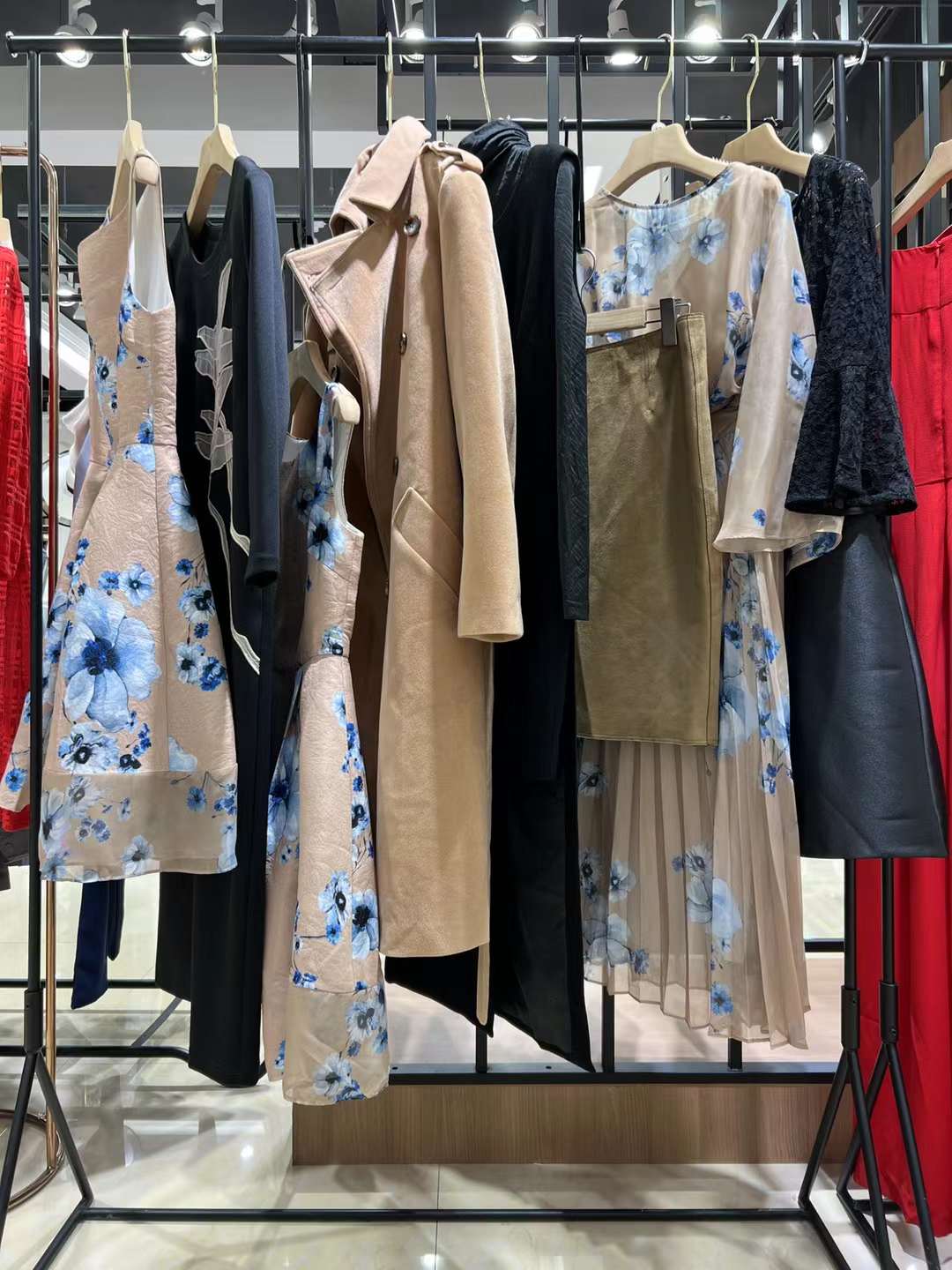 國內(nèi)一二線品牌朗黛國際2022夏品牌折扣女裝貨源庫存打包