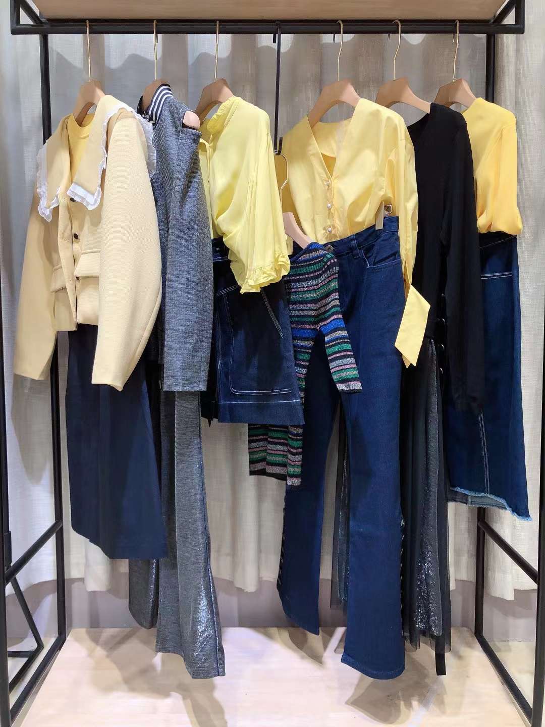 大 牌女裝郁香菲2022秋品牌折扣女裝庫存批發(fā)市場