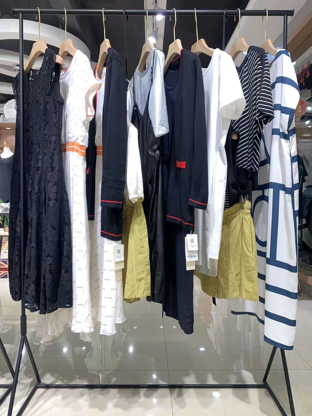 深圳品牌茉詩可可22品牌折扣店撤柜正 品女裝尾貨批發(fā)貨源 高 檔女裝打包走份撤柜