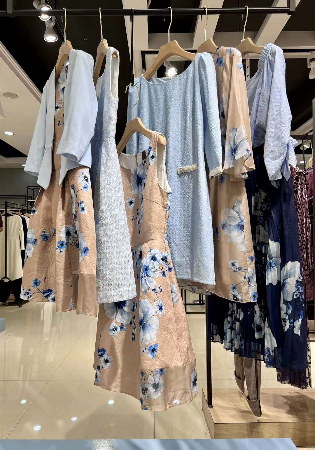 國內(nèi)高端 品牌朗黛國際2022品牌女裝折扣尾貨庫存打包走份批發(fā)