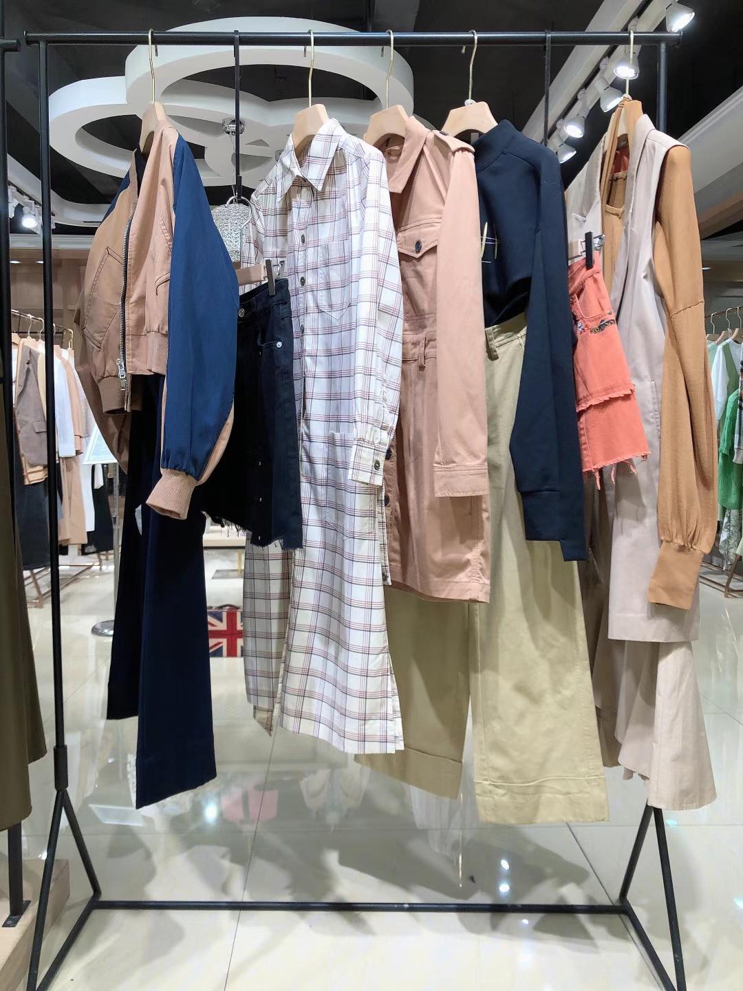 電商直播批發(fā)品牌服裝未知未覺(jué)22品牌折扣店專柜清倉(cāng)貨源折扣走份批發(fā)