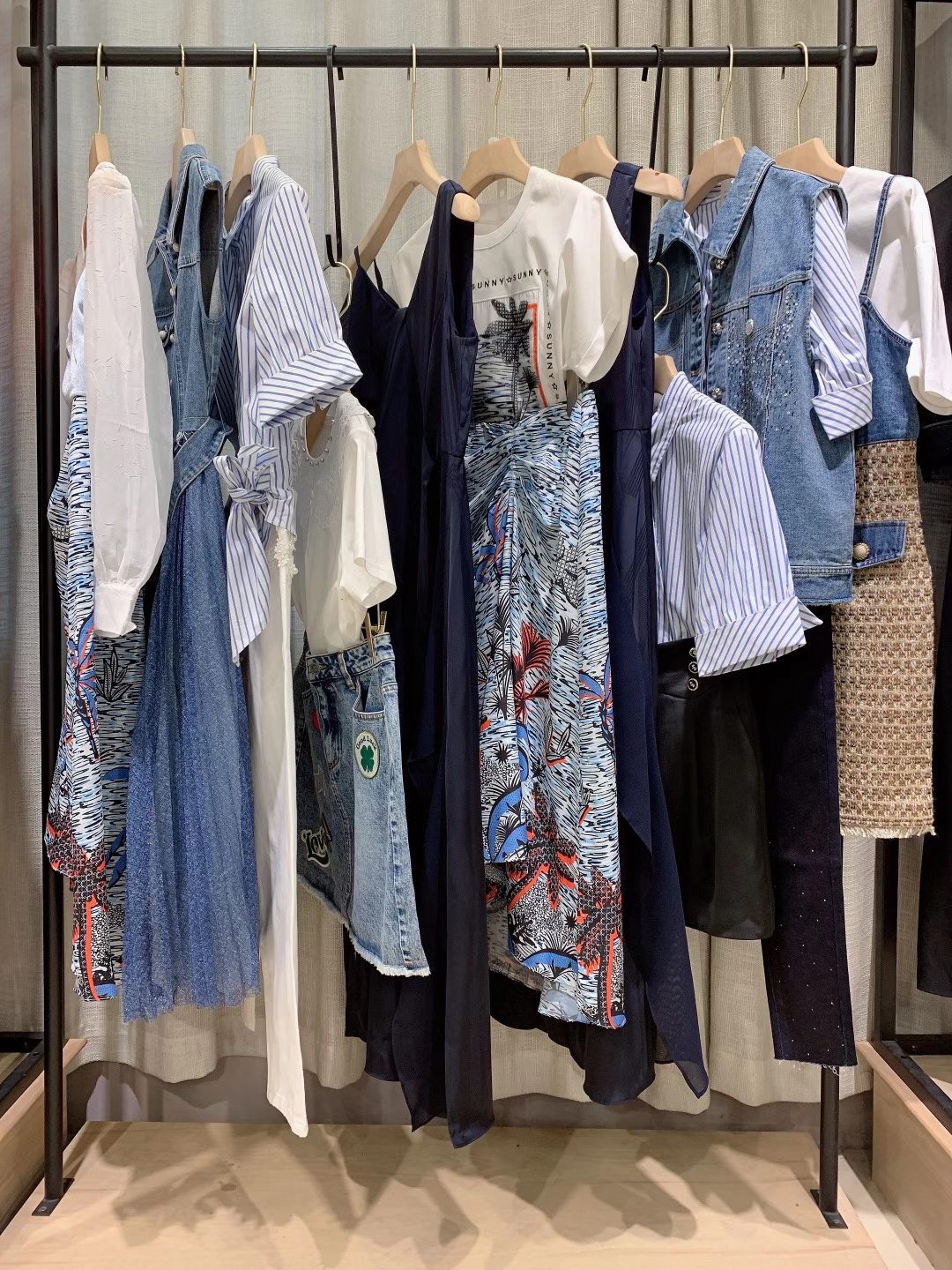 高端商務(wù)品牌馬婧22夏女裝折扣庫存尾貨一手貨源供應(yīng)鏈