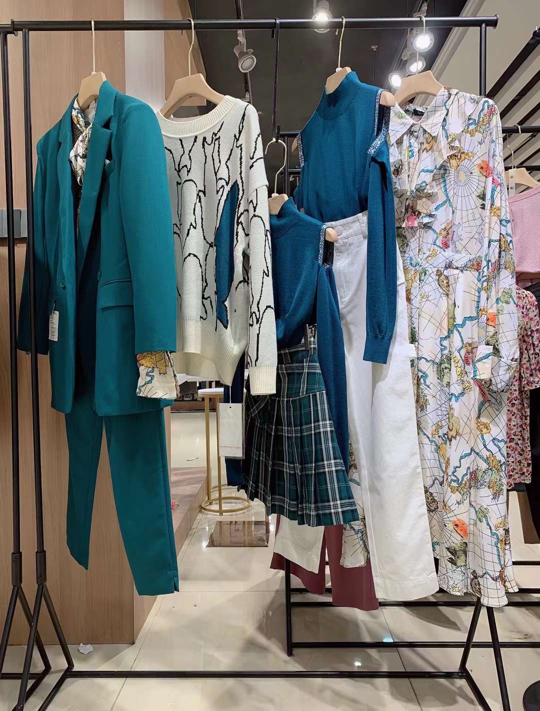 上海高端 品牌紀優(yōu)希2022秋冬品牌折扣女裝尾貨貨源批發(fā)