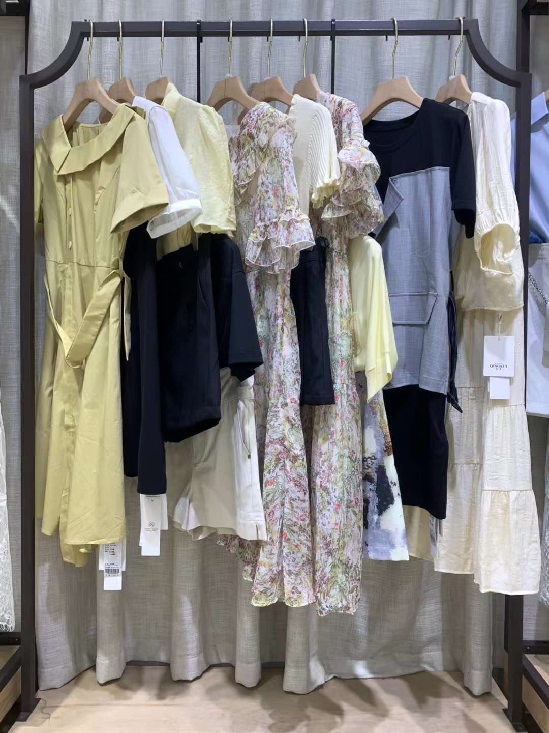 高端原創(chuàng)品牌青葵2022夏品牌折扣女裝尾貨貨源批發(fā)市場(chǎng)