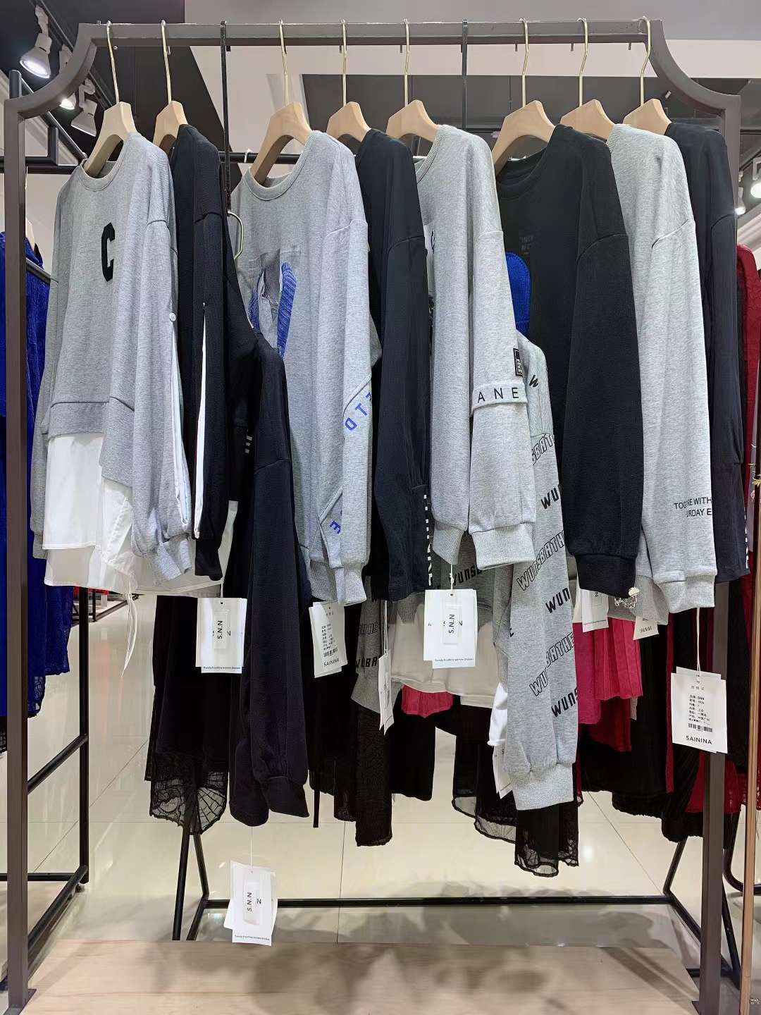 SAININA22年秋時尚潮牌衛(wèi)衣批發(fā)廠家直發(fā)一手貨源女裝特價清倉