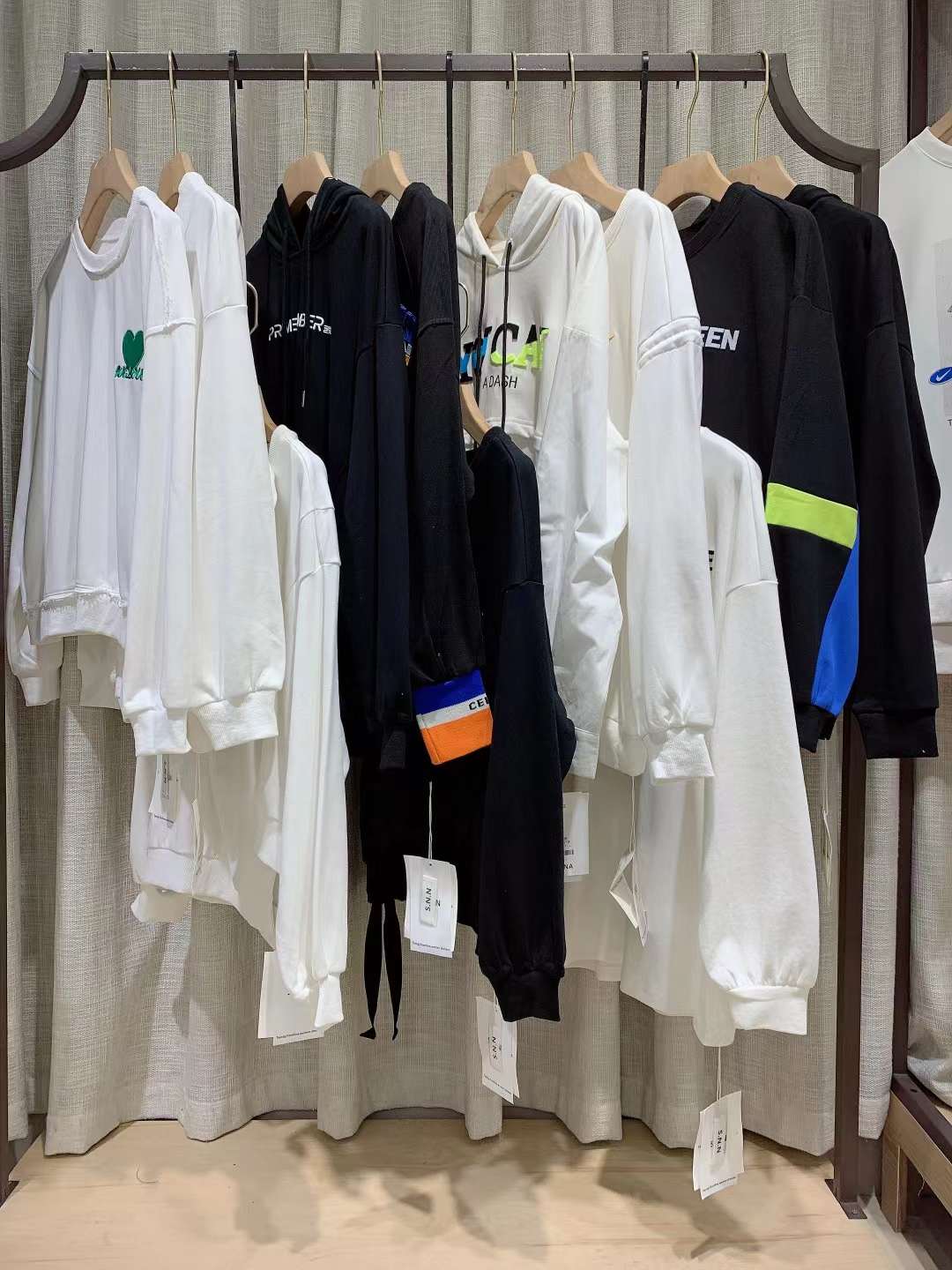 SAININA22年秋時尚潮牌衛(wèi)衣批發(fā)廠家直發(fā)一手貨源女裝特價清倉
