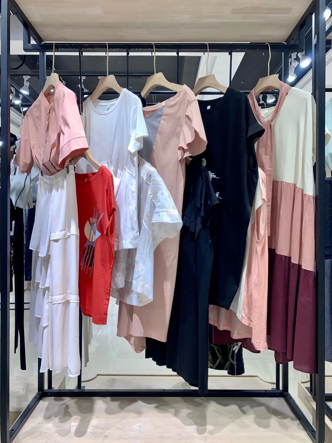 大 牌品牌述忘2022夏折扣女裝尾貨庫(kù)存一手貨源清倉(cāng)批發(fā)