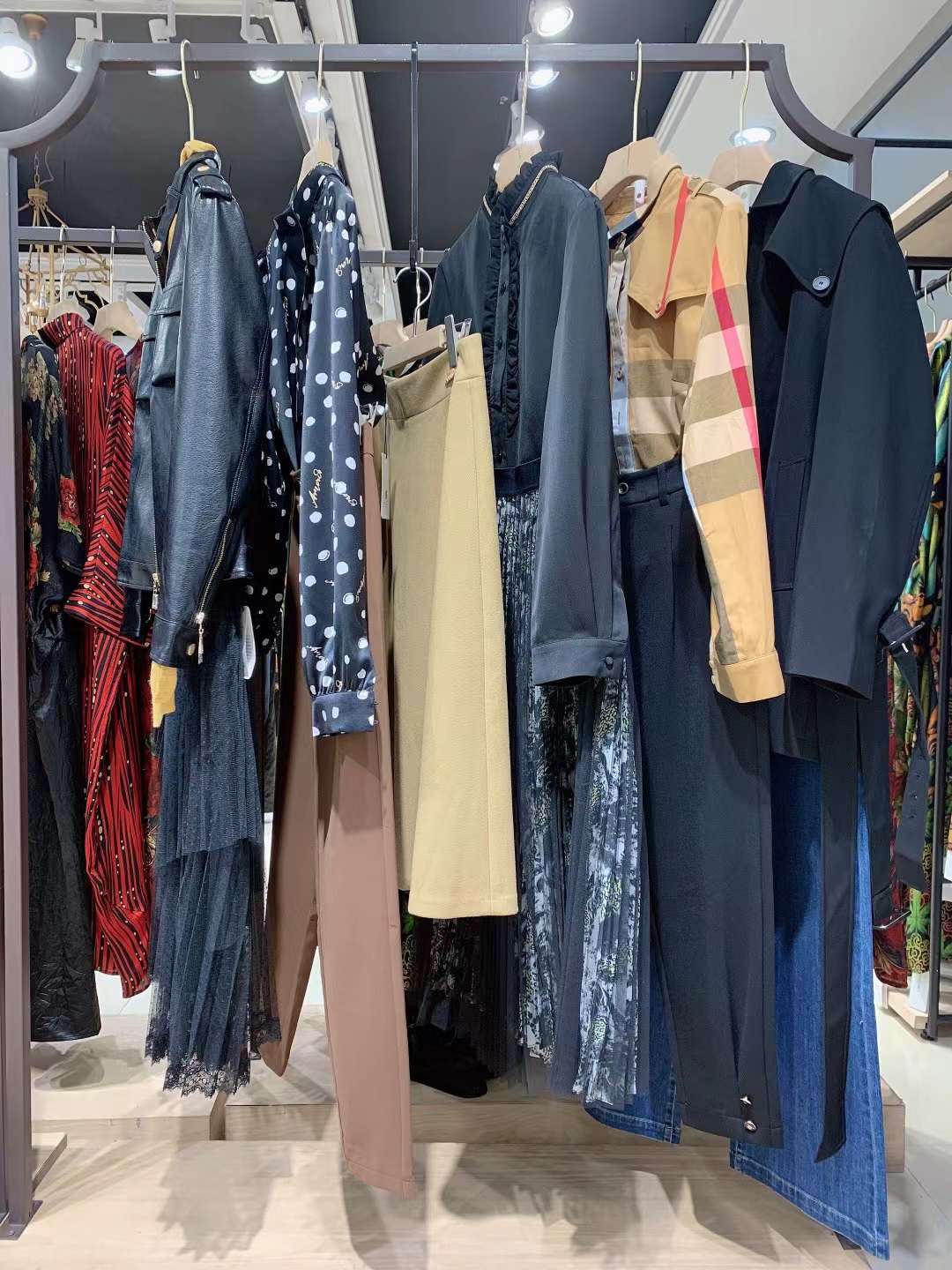 國(guó)際頂 尖時(shí)尚女裝品牌梵茜22秋裝折扣尾貨專柜下架走份進(jìn)貨貨源