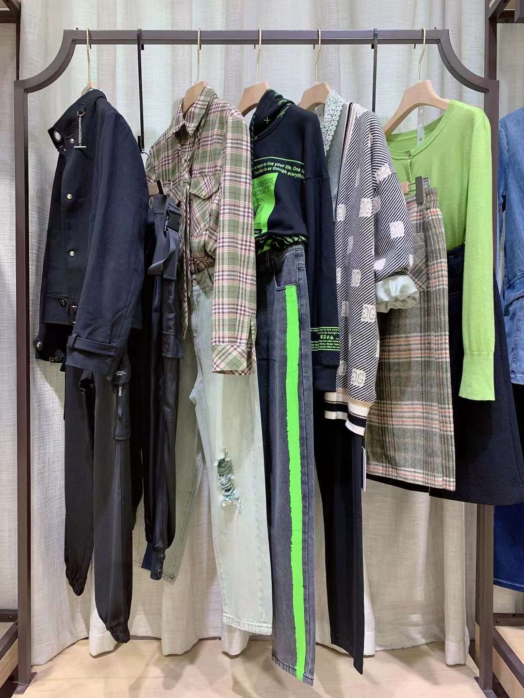 國(guó)際頂 尖時(shí)尚女裝品牌梵茜22秋裝折扣尾貨專柜下架走份進(jìn)貨貨源