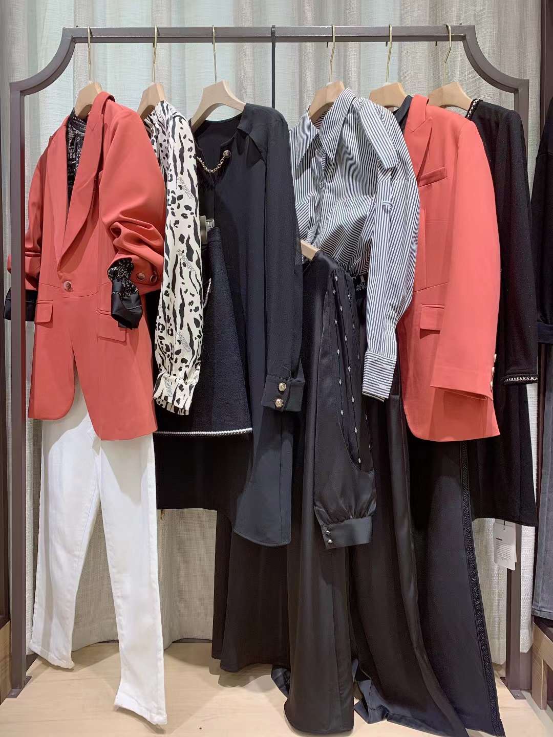 國(guó)際頂 尖時(shí)尚女裝品牌梵茜22秋裝折扣尾貨專柜下架走份進(jìn)貨貨源