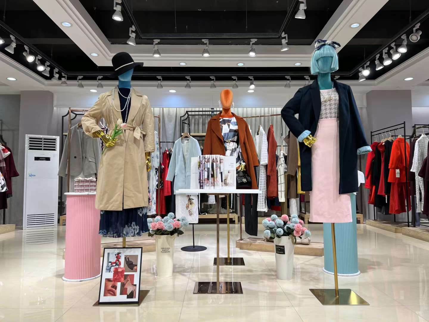高 檔 原創(chuàng)設(shè)計(jì)師品牌 朗黛國(guó)際2022精 品折扣女裝批發(fā)尾貨供應(yīng)商