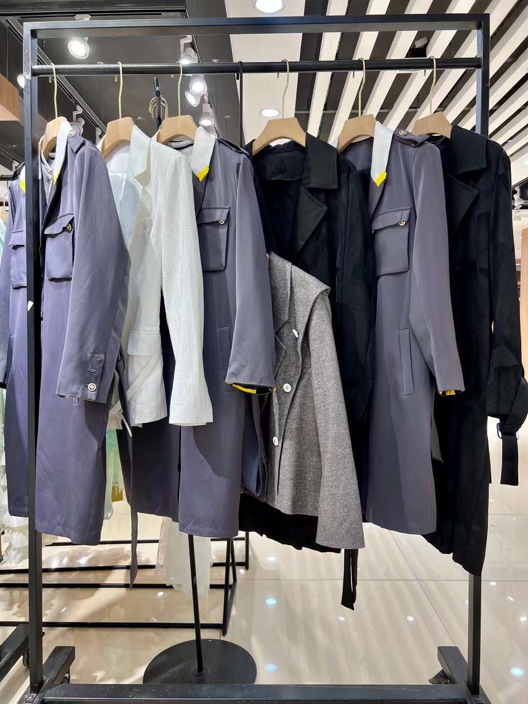 原創(chuàng)設(shè)計(jì)師品牌 旨白2022夏品牌女裝折扣尾貨庫(kù)存一手貨源批發(fā)