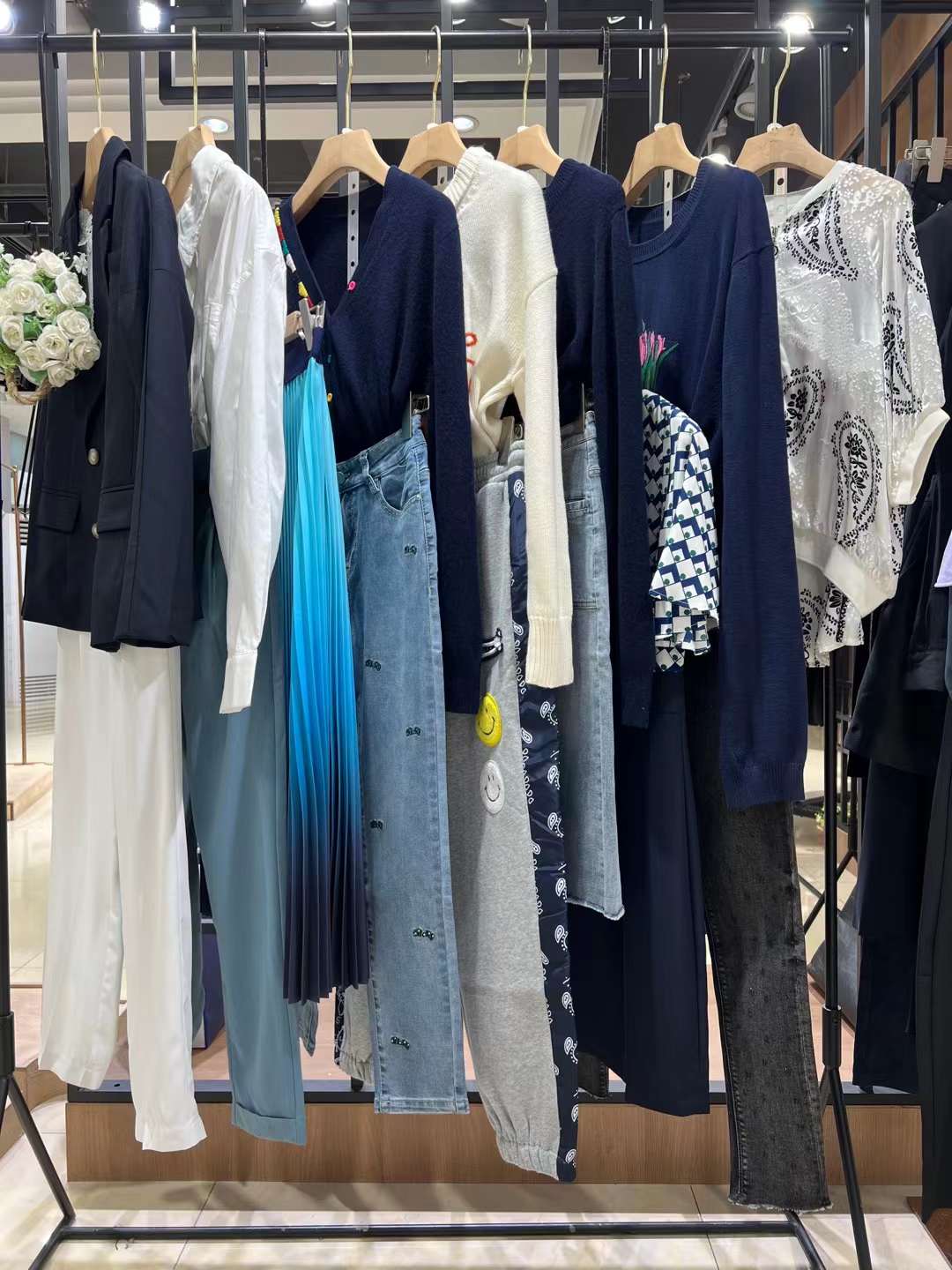 香港品牌蒂芙尼22秋品牌女裝折扣尾貨一手貨源清倉批發(fā)