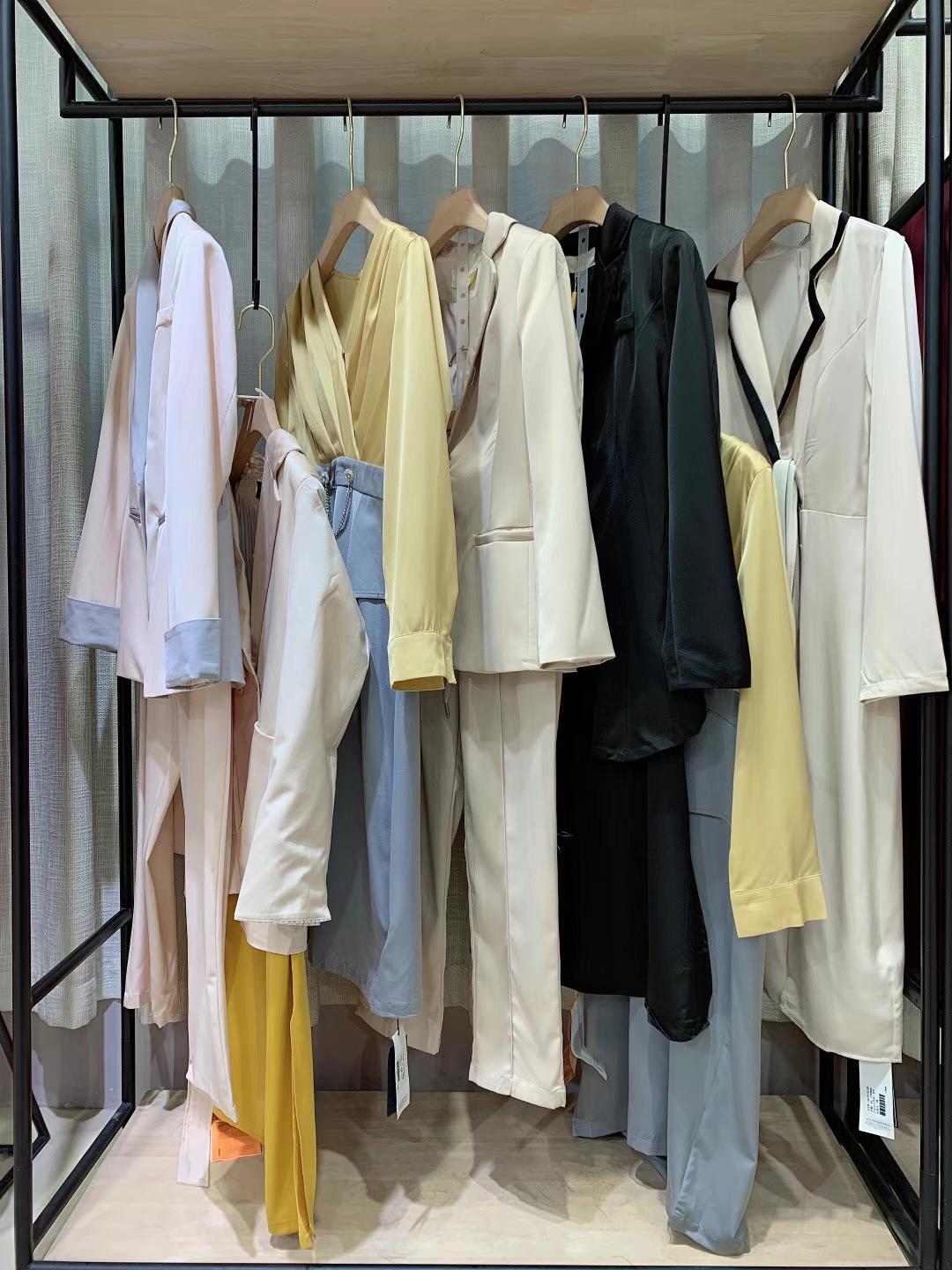 珂萊迪奧2022品牌折扣女裝店尾貨庫存一手貨源清倉供應(yīng)鏈