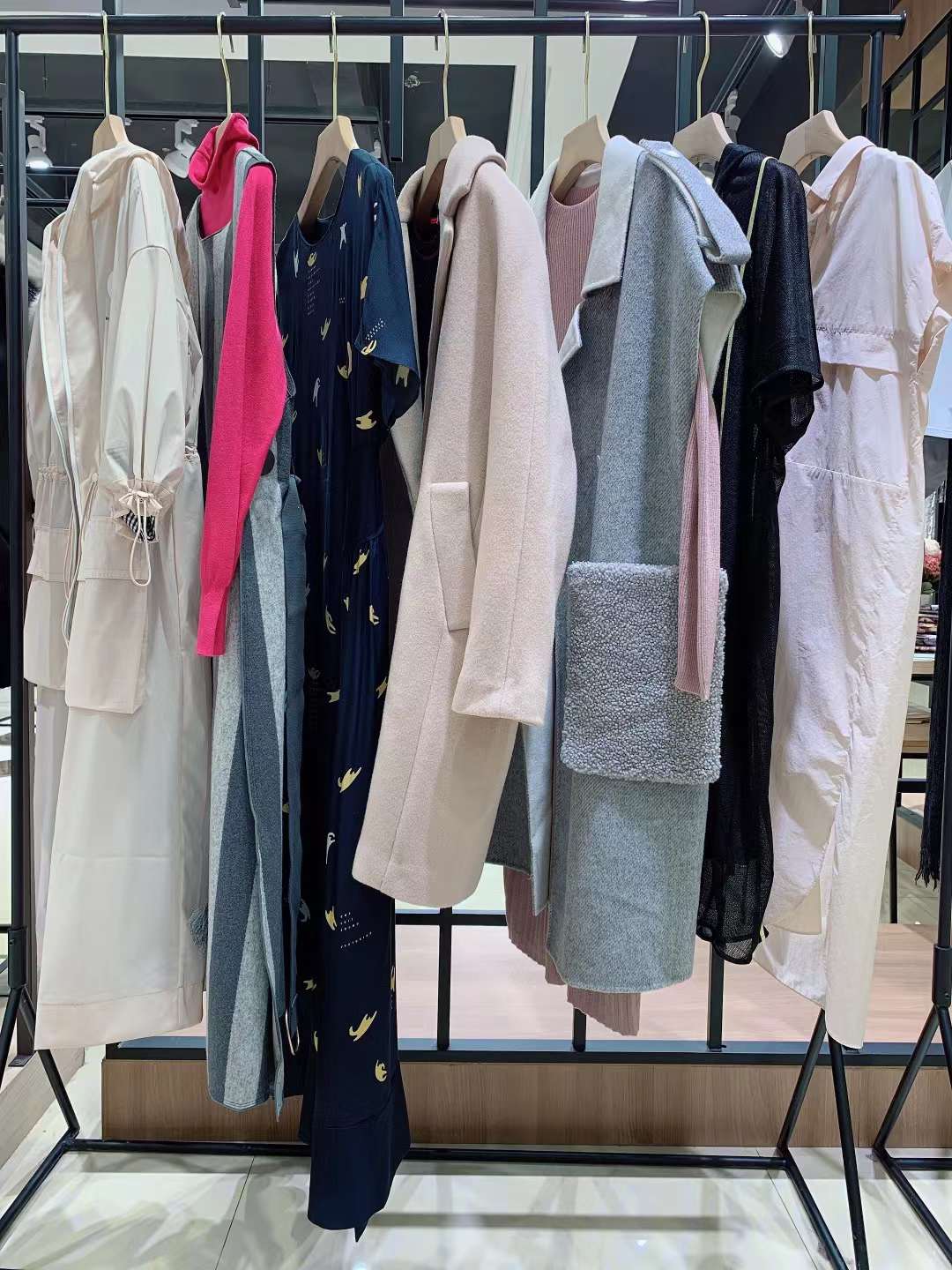 高端知 名品牌瑪塞莉2022四季款精 品折扣女裝庫存貨源批發(fā)商場