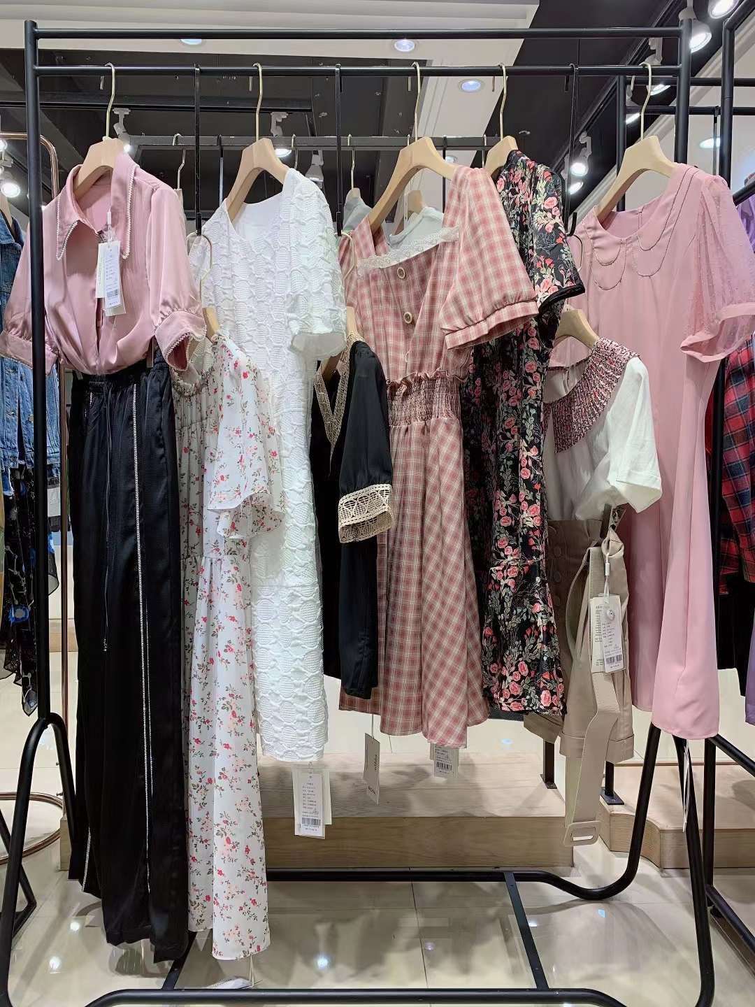杭州品牌迪卡軒2022夏品牌折扣女裝庫(kù)存貨源清倉(cāng)批發(fā)商