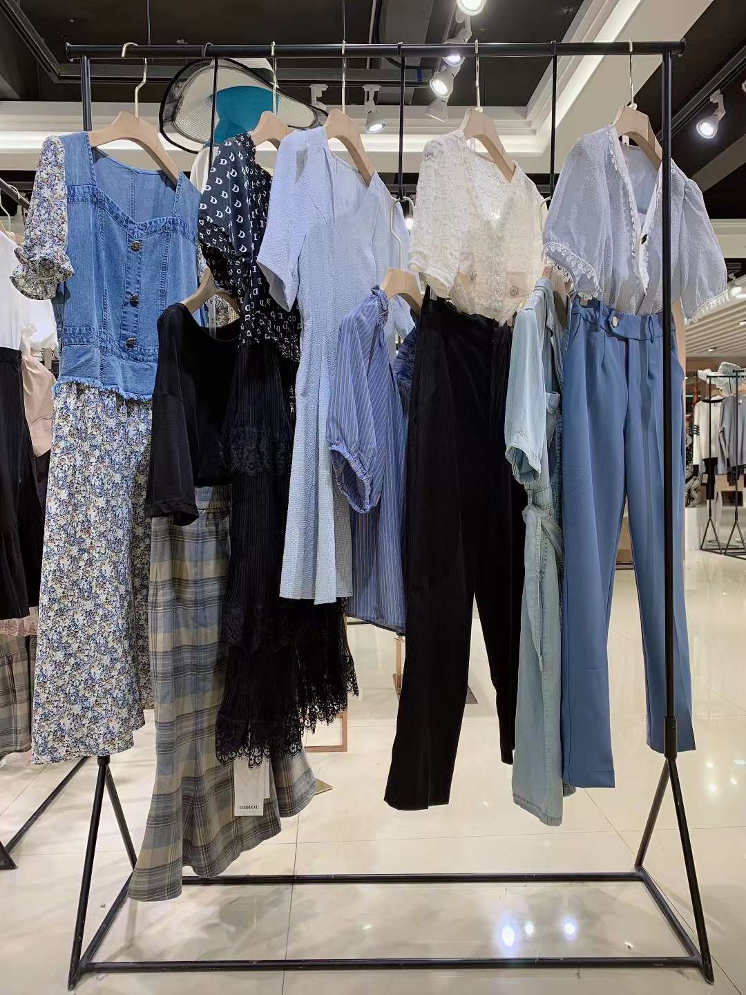 杭州品牌迪卡軒2022夏品牌折扣女裝庫(kù)存貨源清倉(cāng)批發(fā)商