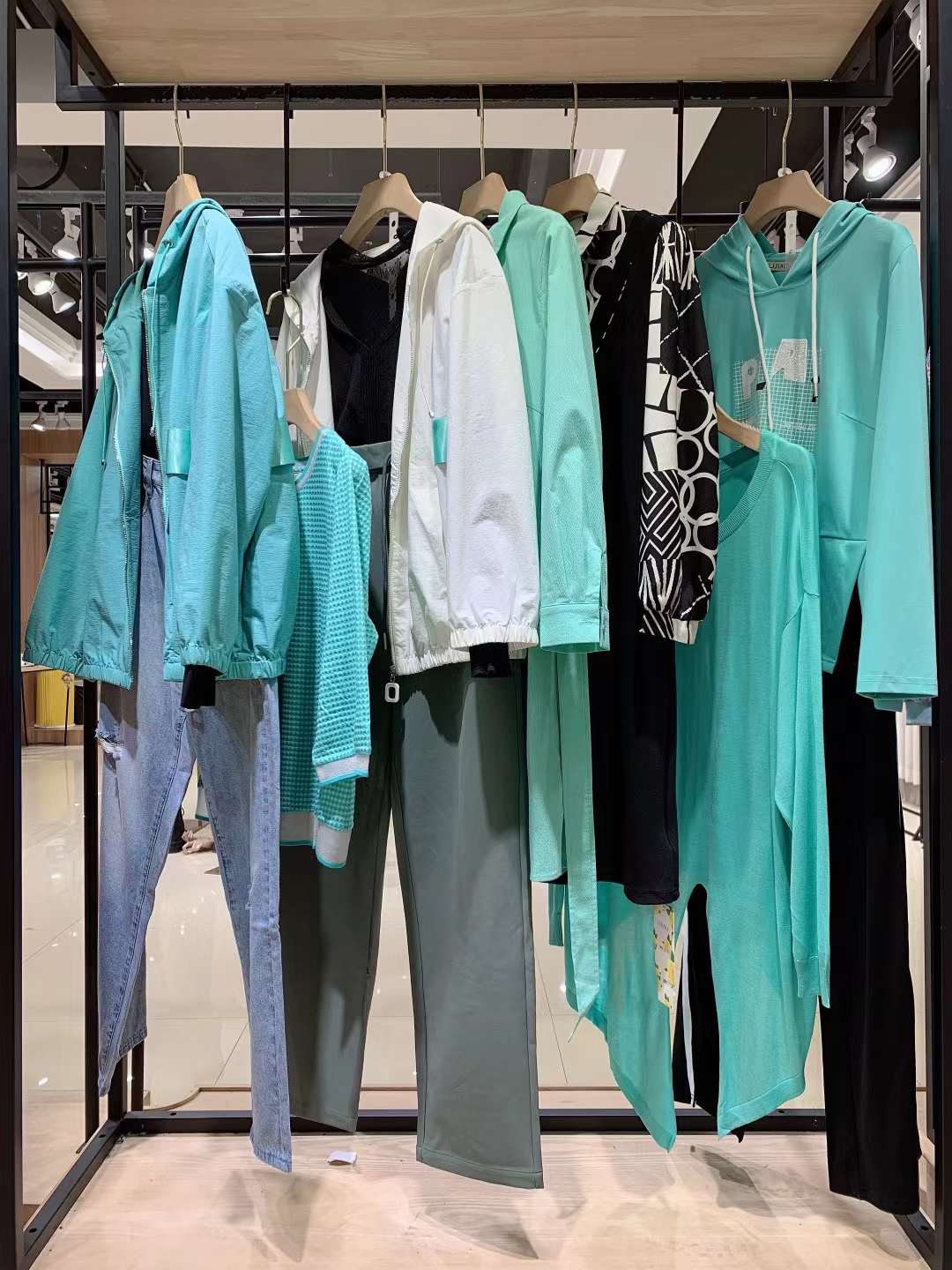 撤柜知 名品牌 莉佳麗 2022品牌女裝折扣庫存貨源批發(fā)渠道