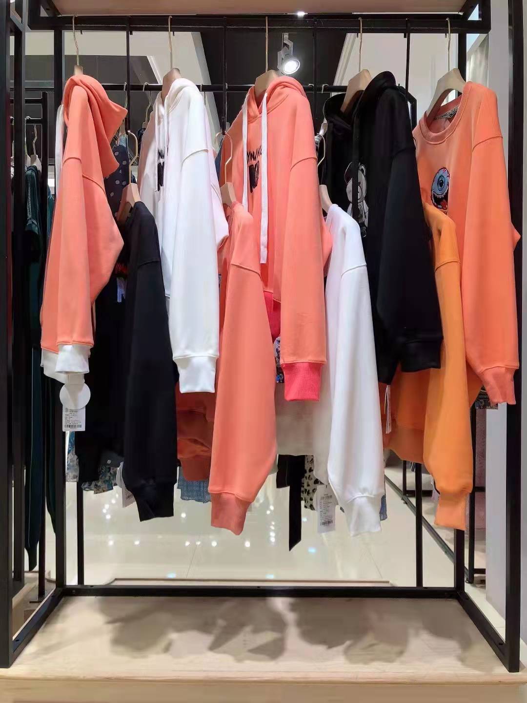 撤柜女裝大眼球2022冬 快手淘大 牌女裝直播間貨源是怎么拿貨的？