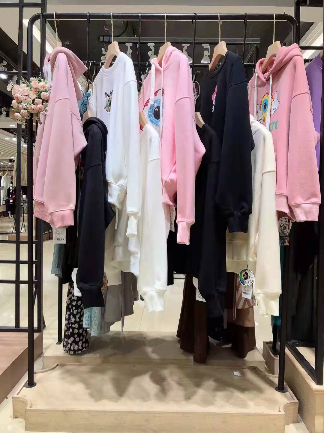 撤柜女裝大眼球2022冬 快手淘大 牌女裝直播間貨源是怎么拿貨的？