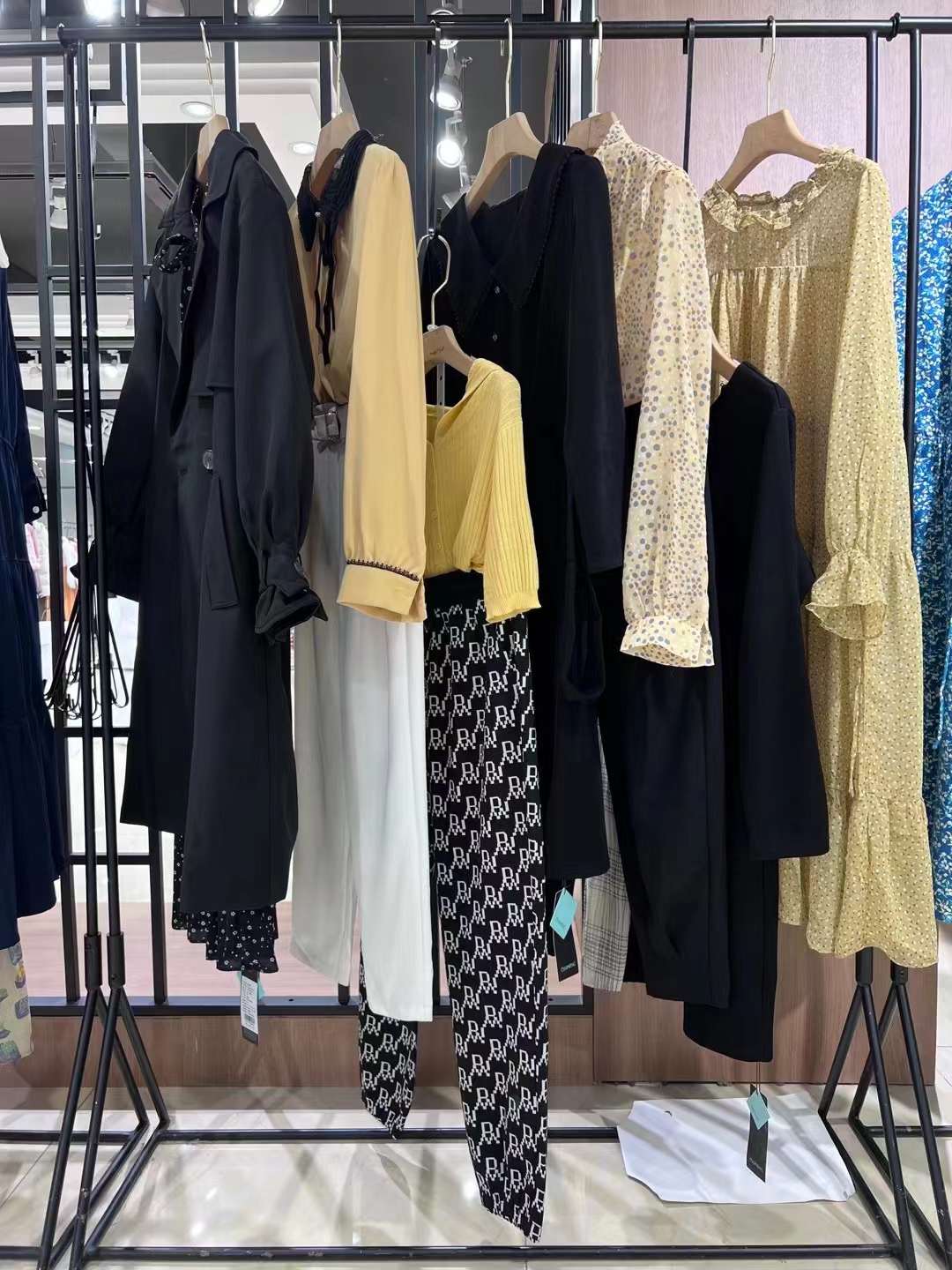 直播實體流量品牌村上春2022秋專柜新撤柜直播品牌折扣女裝庫存批發(fā)