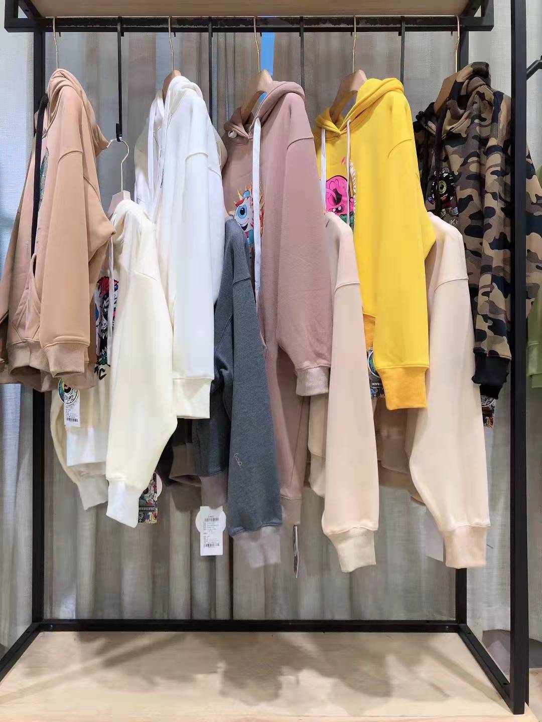 撤柜女裝大眼球2022冬 快手淘大 牌女裝直播間貨源是怎么拿貨的？