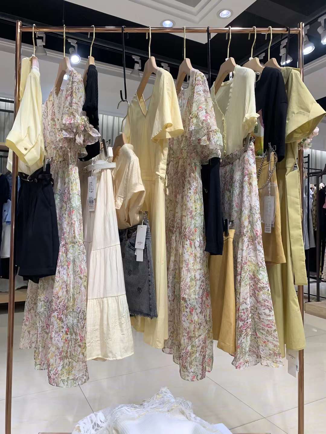 撤柜女裝 青葵2022快手剪標(biāo)直播女裝服裝庫(kù)存尾貨進(jìn)貨渠道