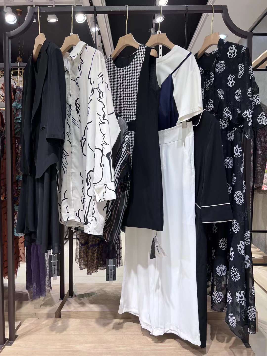 艾阿瑪尼秋高端奢華定制款女裝品牌撤柜一手貨源 供應(yīng)品牌折扣尾貨批發(fā)